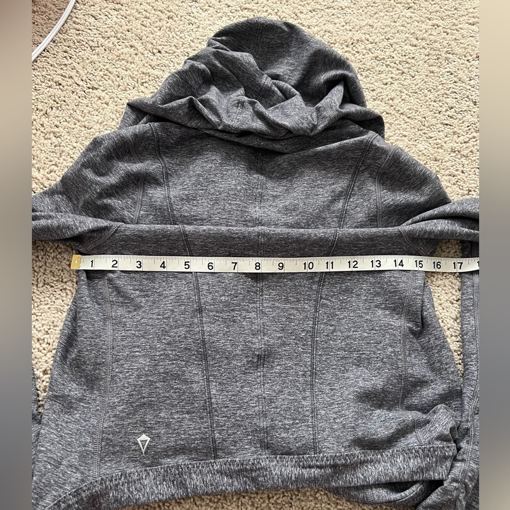 Four Count Shrug - Picture 4 of 8